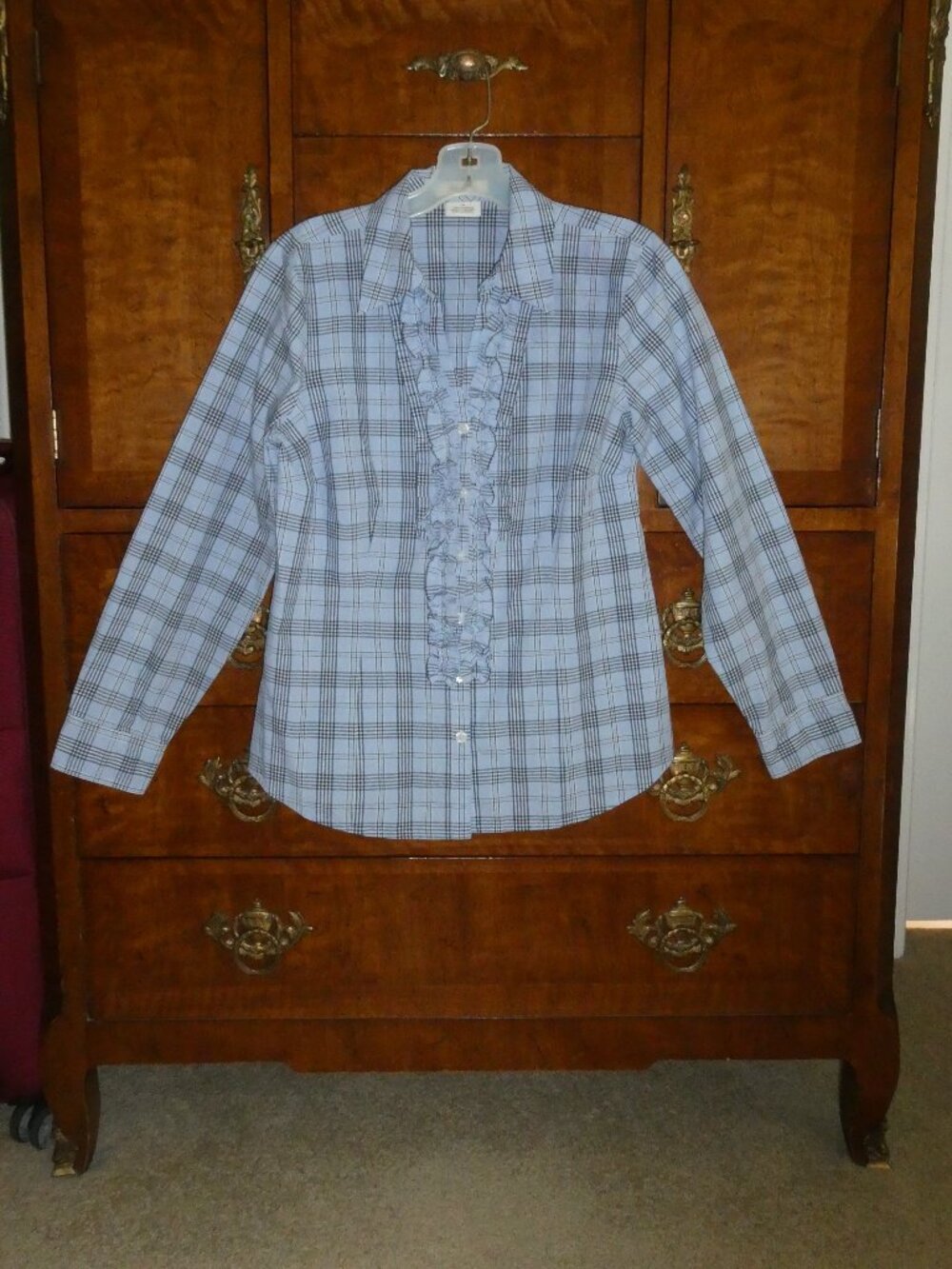 Van Heusen Originals Women's Light Blue Button-Down V-neck Blouse Size Medium